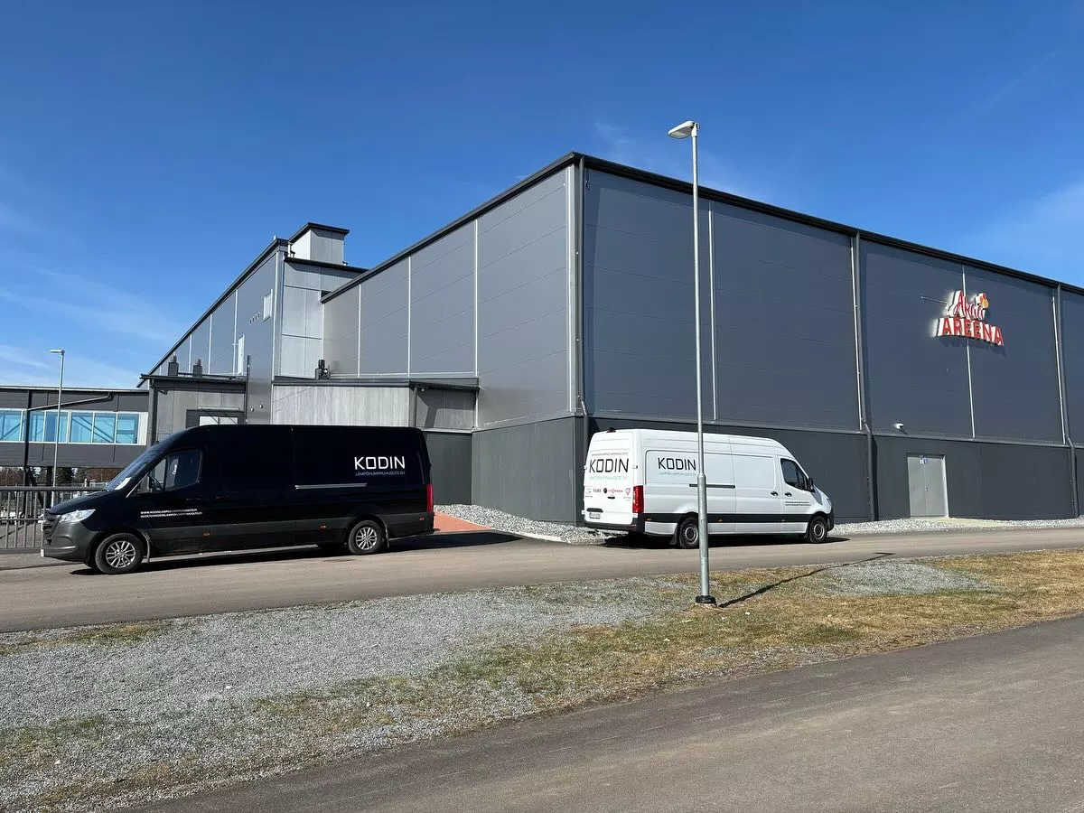 Vastuu Energia Oy:n pakettiautot parkkipaikalla teollisuusrakennuksen edessä