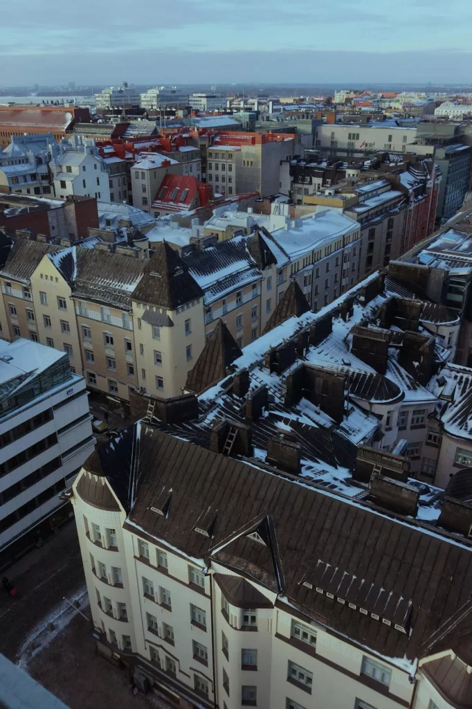 Ilmakuva Helsingin kerrostalojen lumikatoista talvella