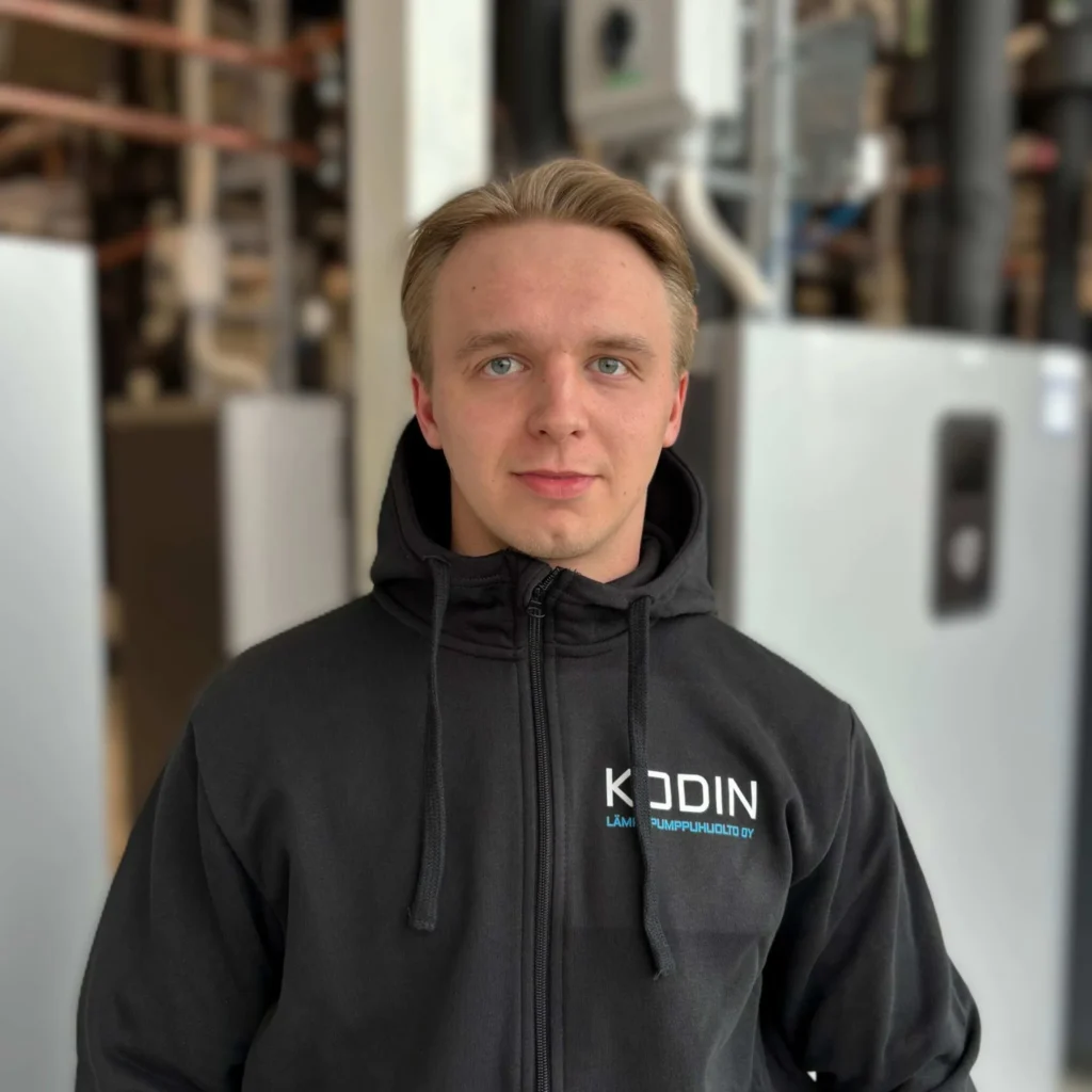 Alex, Vastuu Energian työntekijä, mustassa yrityksen hupparissa, teknisten laitteiden edessä